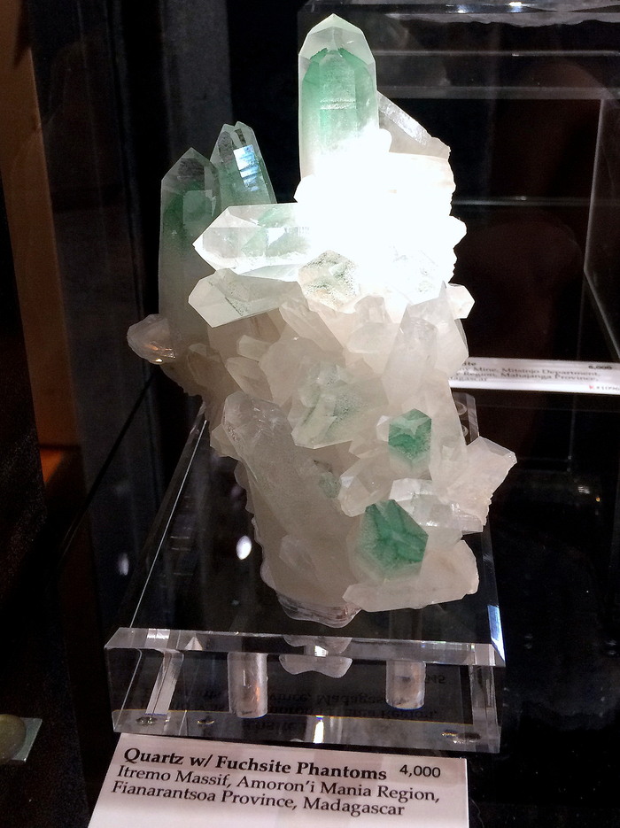 Фукситовый "фантом" в кристаллах кварца. Мадагаскар. Минералогическая выставка Tucson Gem & Mineral Show, шт. Аризона, США. Фото ООО "Мир Камня"