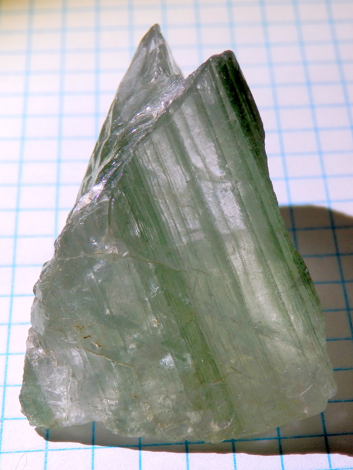 Нарастание хлорита по зонам роста в кристалле кварца. Приполярный Урал. Из собрания автора