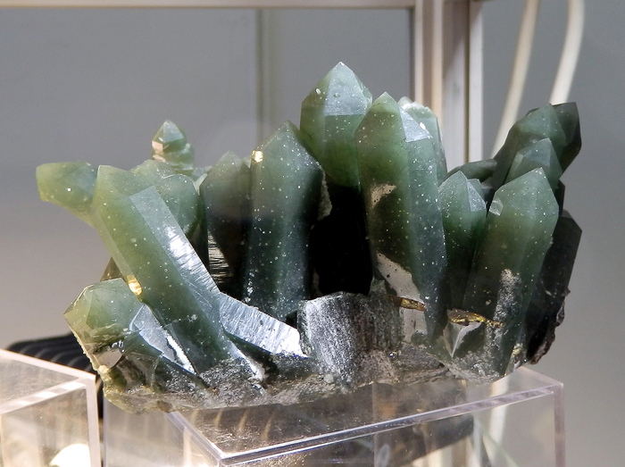 Друза кристаллов кварца-празема. Синереченское месторождение, Дальнегорское рудное поле, Приморье. Минералогическая выставка Tucson Gem & Mineral Show, шт. Аризона, США. Фото ООО "Мир Камня"