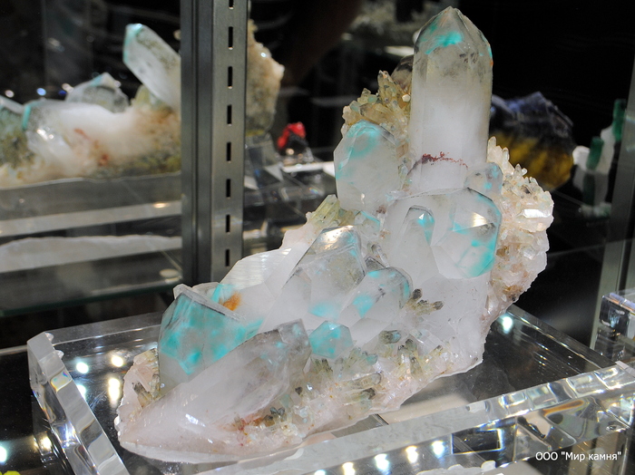 Включения ахоита в кристаллах кварца. Провинция Лимпопо, Южная Африка. Минералогическая выставка Tucson Gem & Mineral Show, шт. Аризона, США. Фото ООО "Мир Камня"