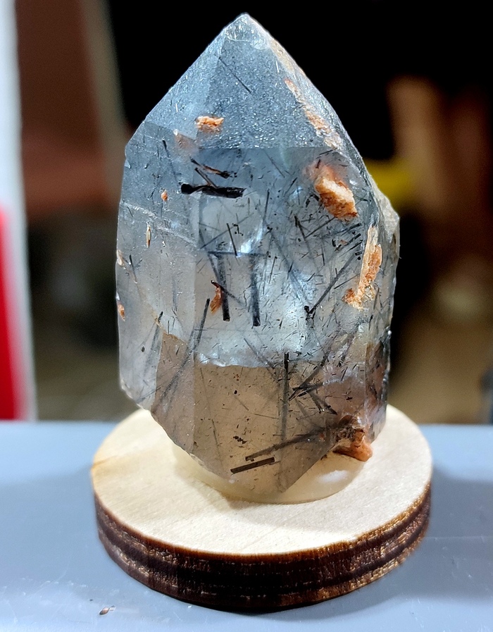 Включения синего турмалина-индиголита в кристалле кварца. Бразилия. Выставка "Мир Камня", фото автора