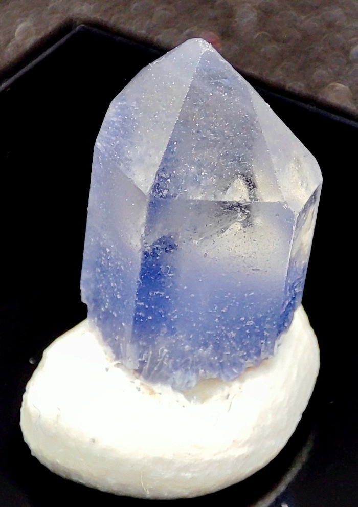 Синий кварц за счет включений минерала дюмортьерита. Бразилия. Из собрания автора