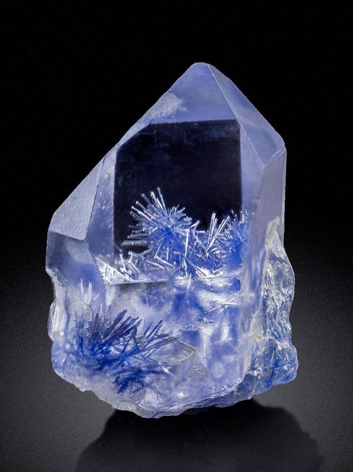 Включения дюмортьерита в кварце. Бразилия. Фото из интернет-подборки на Pinterest : <!--noindex--><a href="https://pikabu.ru/story/raduga_kvartsa_post_7_iz_serii_ego_velichestvo_kvarts_chast_2_zelenyiygoluboysiniyfioletovyiy_12217740?u=https%3A%2F%2Fuk.pinterest.com%2Fingapaema%2F%D0%BA%D0%B2%D0%B0%D1%80%D1%86-%D1%81-%D0%B2%D0%BA%D0%BB%D1%8E%D1%87%D0%B5%D0%BD%D0%B8%D1%8F%D0%BC%D0%B8%2F&t=https%3A%2F%2Fuk.pinterest.com%2Fingapaema%2F%D0%BA%D0%B2%D0%B0%D1%80%D1%86-%D1%81-%D0%B2%D0%BA%D0%BB%D1%8E%D1%87%D0%B5%D0%BD%D0%B8%D1%8F%D0%BC%D0%B8%2F&h=f60b5eb8952145bb648e464f4ae9771929add488" title="https://uk.pinterest.com/ingapaema/кварц-с-включениями/" target="_blank" rel="nofollow noopener">https://uk.pinterest.com/ingapaema/кварц-с-включениями/</a><!--/noindex-->