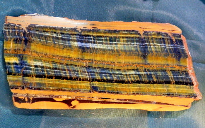 Агрегат синего соколиного и продукта его окисления - бурого тигрового глаза. Южная Африка. Выставка "Мир Камня", фото автора