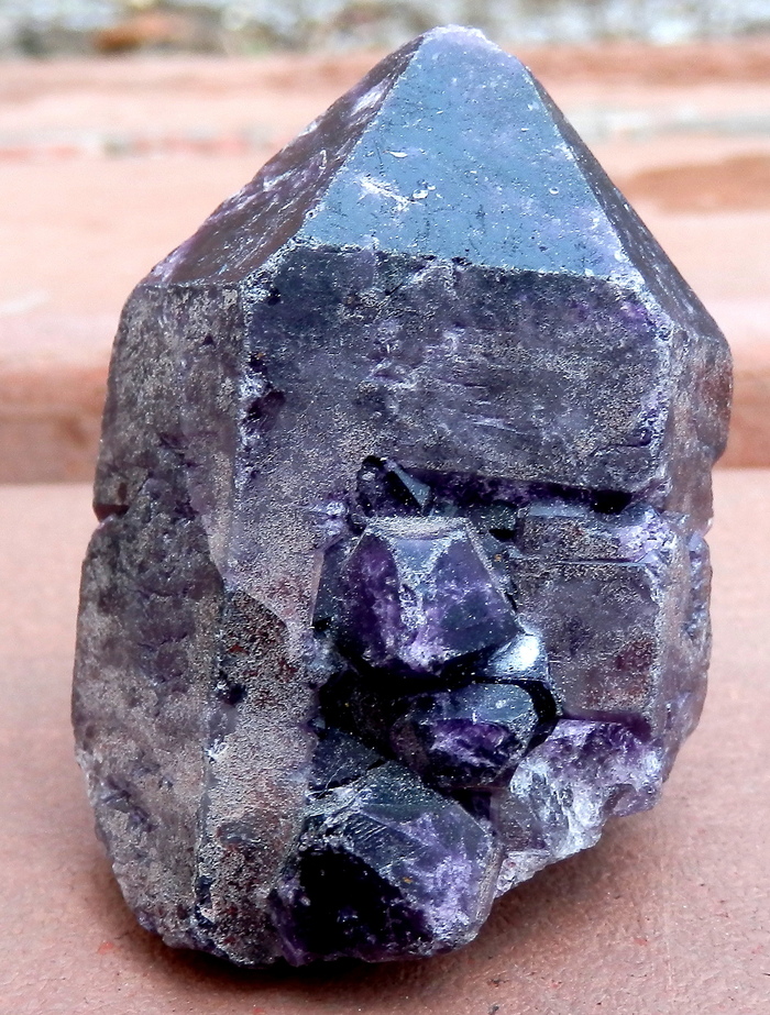 Кристалл кварца окрашенный с поверхности включениями темно-фиолетового флюорита. Из собрания автора