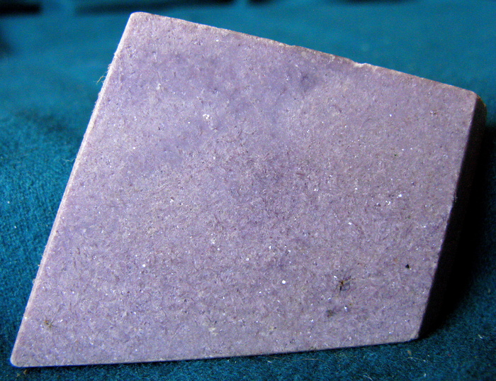 Фиолетовый авантюрин, состоящий из кварца и фиолетовой литиевой слюды лепидолита. Из собрания автора