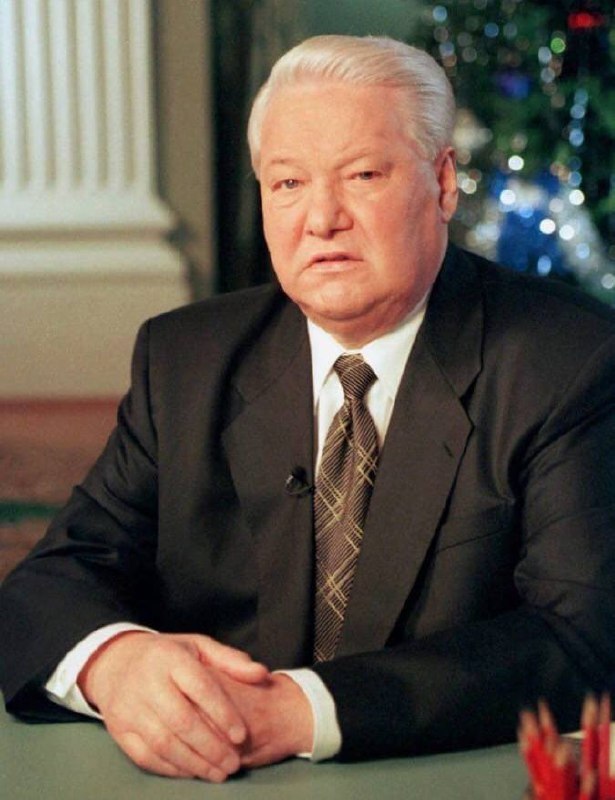 Борис Ельцин, уставший и готовящийся покинуть пост, перед записью новогоднего обращения к россиянам, 31 декабря 1999 года