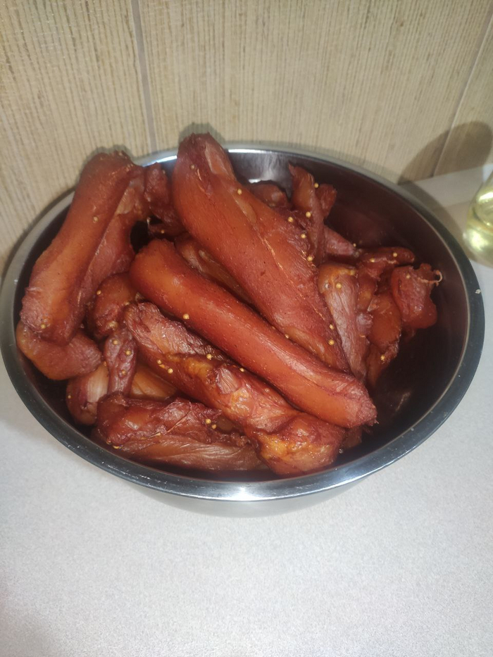 А вот это сырокопчёная куриная грудка, часто ее знают как карпаччо из мяса птицы. Это уже я делаю.