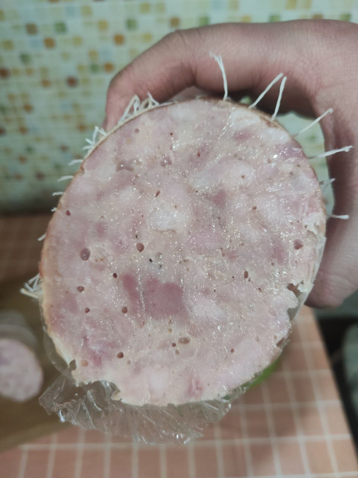 Это ветчина К\В, разрез сразу после термообработки и душирования, поэтому срез такой смазанный, еще не стабилизировалась. По хорошему любому продукту после термообработки надо дать хорошо остыть и стабилизироваться, тогда срез будет не такой смазанный