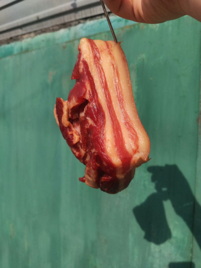 А это грудинка, кстати это первое что я в новой2 своей коптильне приготовил.