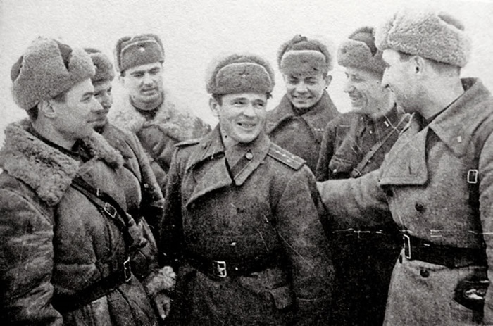 Боевые товарищи поздравляют капитана В.Г. Зайцева с получением погон, Центральный фронт, начало 1943 г