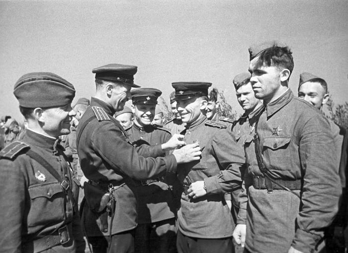 В первой половине 1943 г. в войсках часто можно было встретить как новые знаки различия, так и отмененные еще в январе.