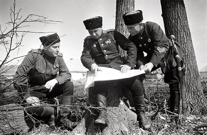 На фото – офицеры 8-й гвардейской кавалерийской дивизии, март 1943 г., Воронежский фронт. Старая форма и знаки различия соседствуют