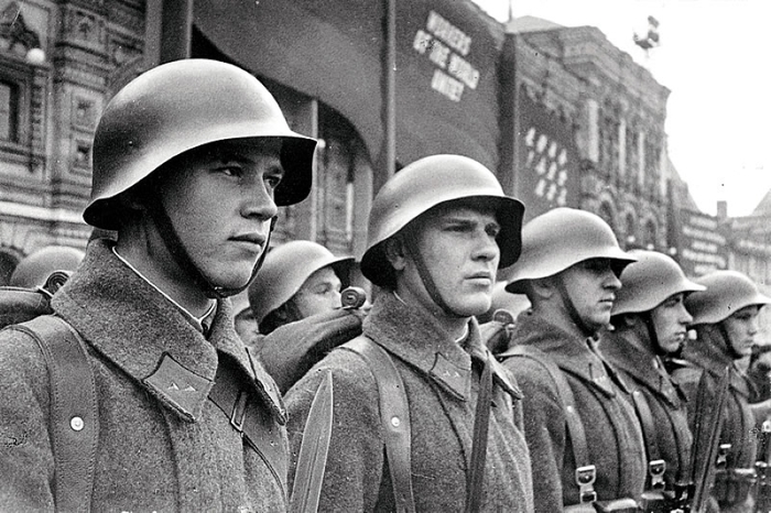 Предвоенный парад на Красной площади. У красноармейцев 1-й Московской Пролетарской стрелковой дивизии знаки различия образца 1935 г.