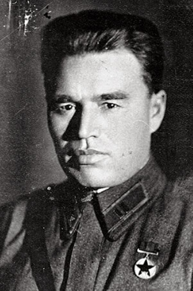 Герой обороны Брестской крепости майор Петр Гаврилов. Введение погон подчеркнуло окончание трагического начального периода войны.