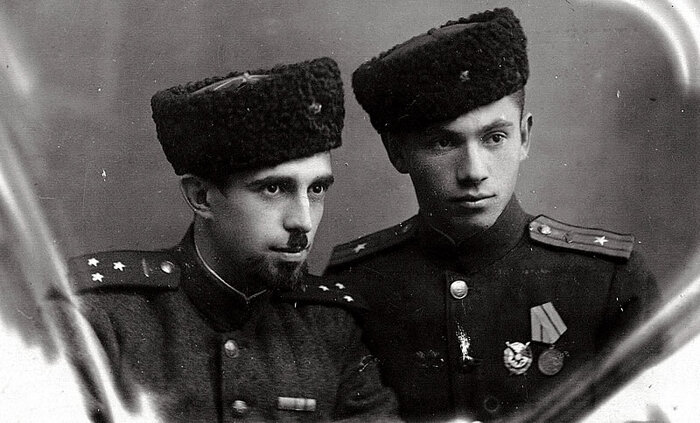Заместитель командира майор Ф.М. Жаркой и заместитель по тылу 51-го танкового полка лейтенант В.М. Хайкин, 1943 г. У офицеров неуставные, но популярные у фронтовиков шапки-кубанки.