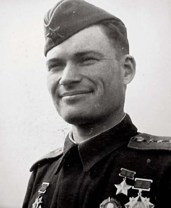 Командир эскадрильи 215-го штурмового авиаполка Герой Советского Союза капитан Николай Карабулин. У капитана Карабулина старая гимнастерка с отложным воротником – после введения погон их разрешалось донашивать.