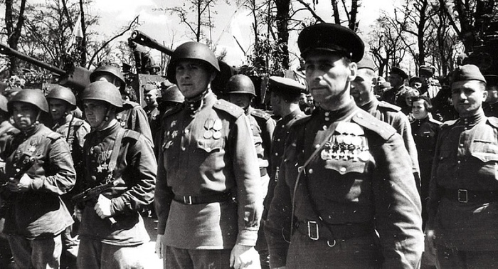 Капитан Грусланов, Берлин, 20 мая 1945 г. Грусланов – полный Георгиевский кавалер. После введения погон дореволюционные награды носили наравне с советскими. Официально это не регламентировалось, но и не запрещалось