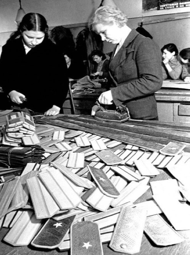 Работники швейной мастерской за изготовлением погон. Москва, 1943 год