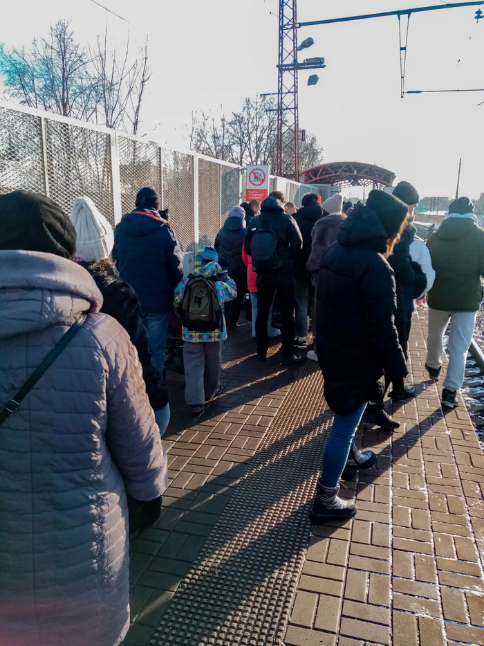 На станции Коломна. Судя по количеству народа, приехала половина Москвы 