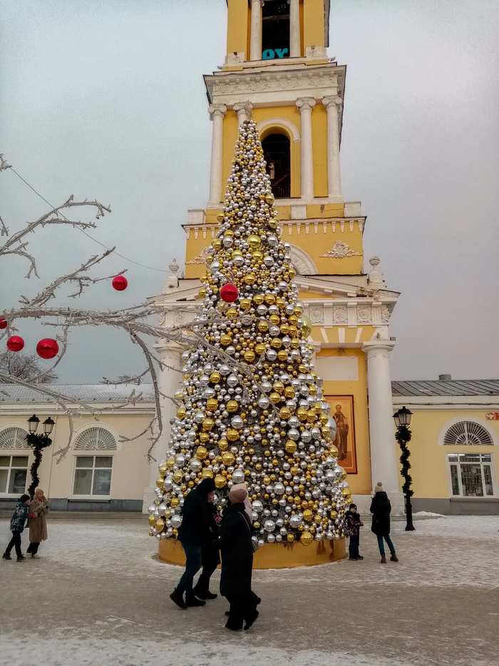 Немного странная жёлтая елка, а, впрочем, тоже нравится 