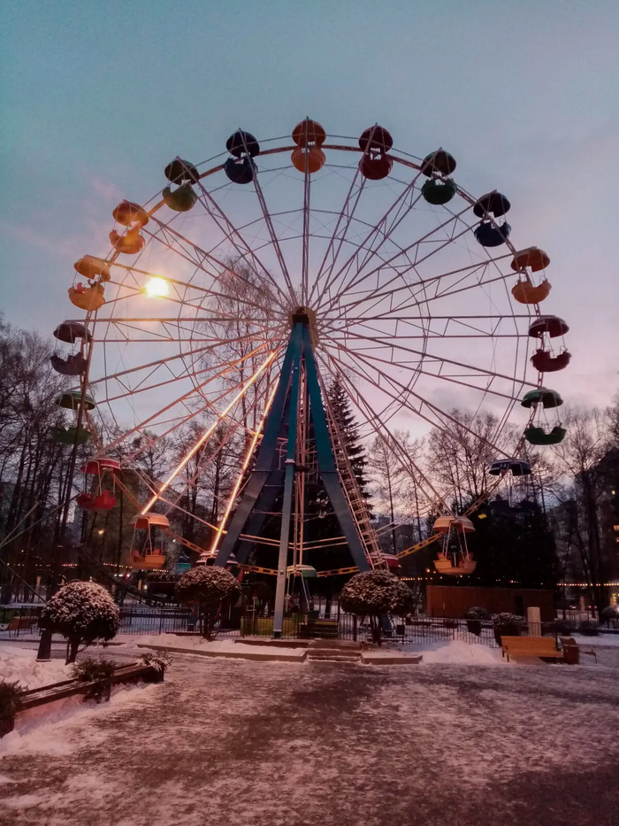 Колесо оборзения в центральном парке Мира 