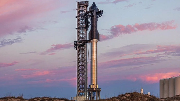 Starship на стартовом столе.