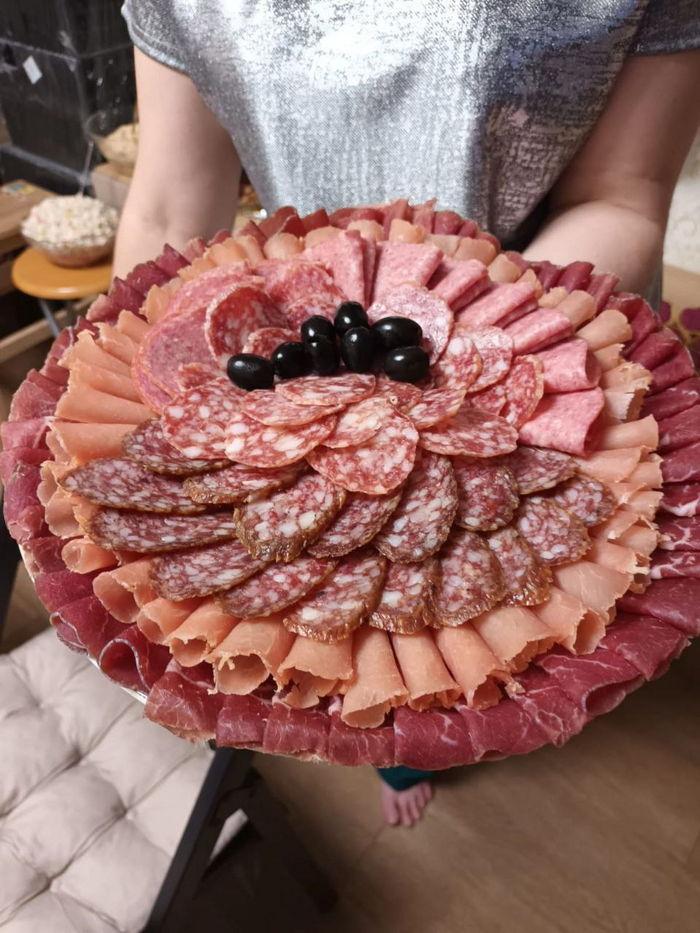 Вот кстати на одном фото и классический сыровял шея и карбонад, и сырокопчёные изделия салями и пепперони. Это фото товарища моего, я сыровялом пока еще не занимаюсь, условий нет.