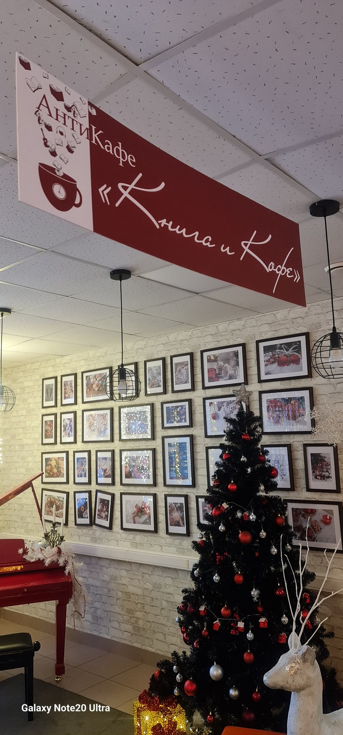 Читальный зал тоже преобразился, теперь тут можно читать книги вместе с кофе.