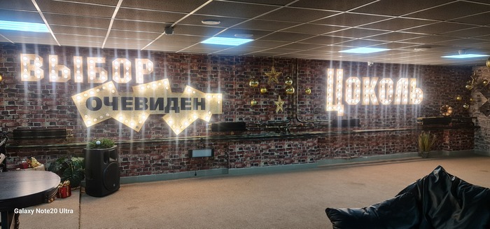 Даже нижний уровень библиотеки теперь напоминает стильный клуб для представителей золотой молодёжи.