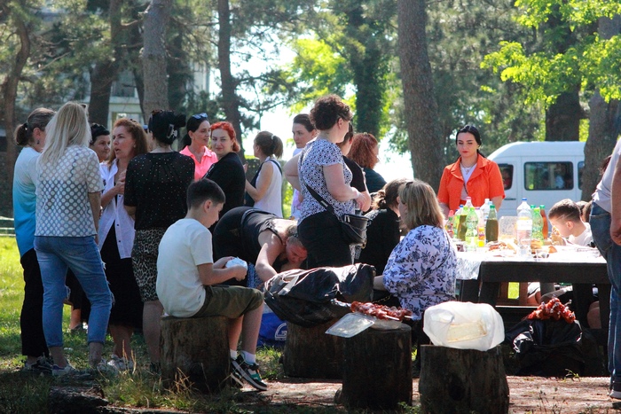 Днём привозят детей на территорию кемпенга.Их возят на экскурсии и попутно завозят в это место.Мангал, стол, им предоставляется администрацией кемпинга бесплатно.Кстати в Грузии нет детских домов.