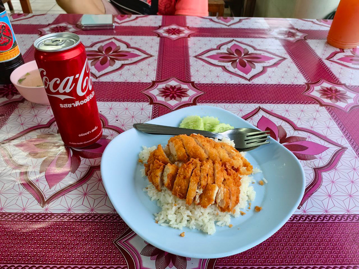 КАНОНИК МИСКА РИСА С КУРИЦЕЙ ЗА 50 БАТ. КСТАТИ МЯСО ВЕСЬМА СЬЕДОБНОЕ