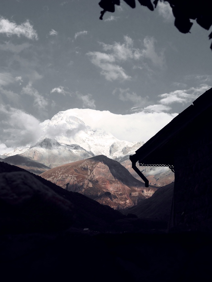 Казбек скрылся за облака.