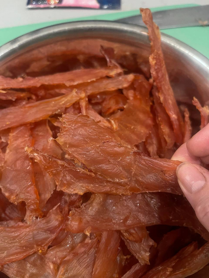 Чипсы из мяса птицы, продукт высушен, а потому полностью безопасен