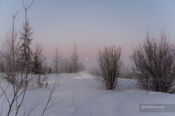 Тут солнце ещё не село, а луна уже наготове.