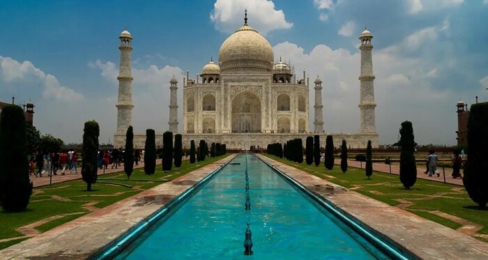 Тадж-Махал, самое известное архитектурное сооружение Индостана. Разница между ним и предыдущим сооружением как между Зимним дворцом и Успенским собором.