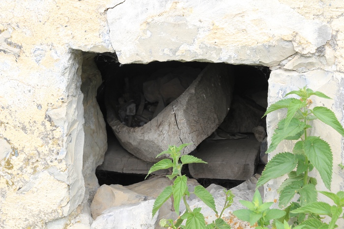 Гробы выдолблены и напоминают форму лодки .