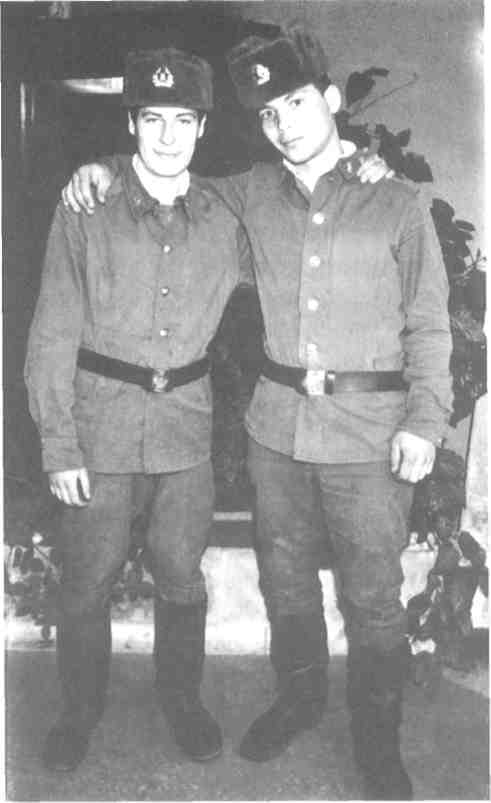 За год до Чечни, Анатолий справа на фото.