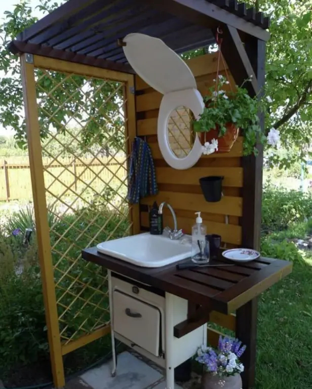 Как вам такое сочетание деталей на летней кухне. Как по мне, сидушка от унитаза, это перебор, даже если она новая