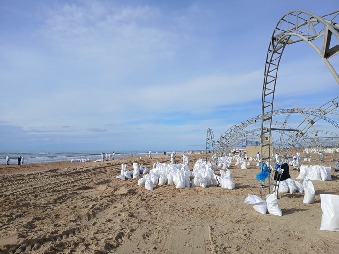 Есть все. СИЗы, лопаты, мешки, люди, техника, камазы не сфоткал, но они в очереди стоят