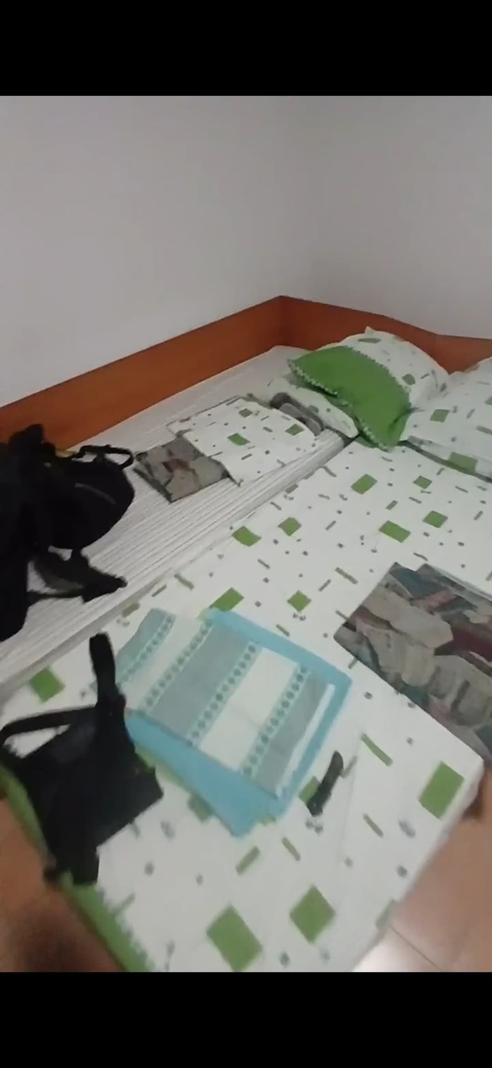 Фотку с видео скриншотил, не могу фото найти, но простой номер на 2 кровати(2х спальная и 1-ка), душ, туалет, холодос, телик