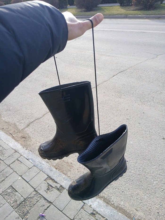 Сделал дырки по бокам, продел шнурок, стало легко привязывать к рюкзаку, внутри они занимают много места, плюс после работы обычно в мазуте, подошва точно.