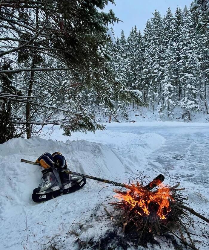 Хоккей на свежем воздухе, потом единение с природой…. Кстати, я – на фотке. ))))