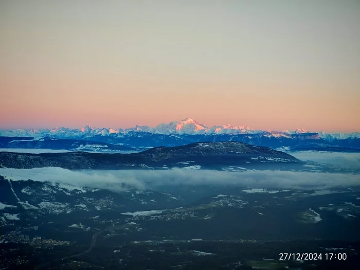 Reply to the post Winter Photo Contest on Pikabu - Longpost, Reply to post, A wave of posts, The photo, Tucked away in 2024, Competition, Peekaboo, New Year, My