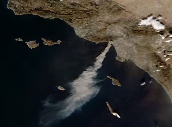 Дым от крупнейшего пожара в Лос-Анджелесе.