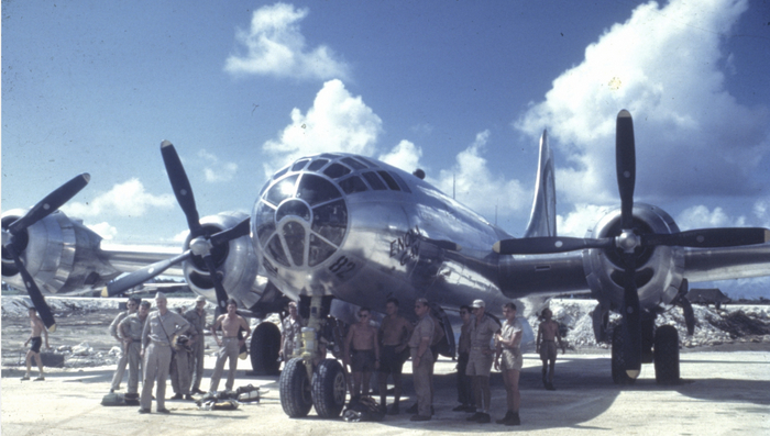 B-29 «Энола Гэй» (Boeing B-29-40-MO Superfortress «Enola Gay», серийный номер 44-86292) из 509-й смешанной авиагруппы на аэродроме в Тиниане. Экипаж бомбардировщика В-29 «Энола Гэй» сбросил атомную бомбу на японский город Хиросима