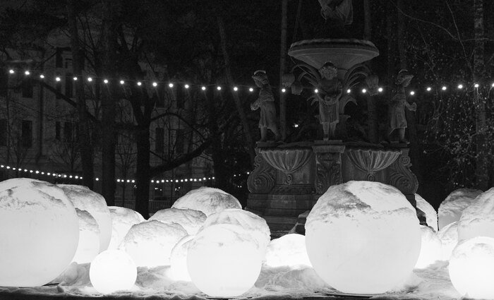 Заснеженные шары в фонтане в Лядском саду. 2025