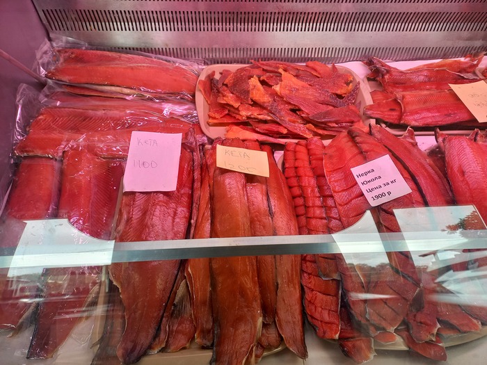 Каждый день рыбу по такой цене кушать не будешь, но на подарок купить и отвезти на материк несколько килограмм конечно можно.