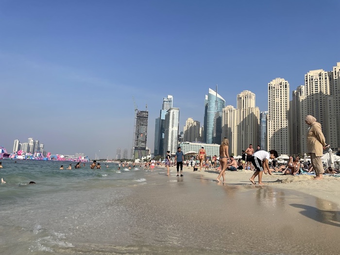 К слову, вроде как песок сюда завозят из самих Мальдив