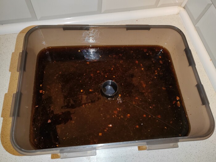 Последствия использования залежавшегося кочукару - весь "рассол" инфернальной такой расцветки, а должен быть ярко-красным. Кстати этот вот рассол не выливайте - отличная добавка к каким-нибудь рамёнам или основа для соуса к самгёпсалю